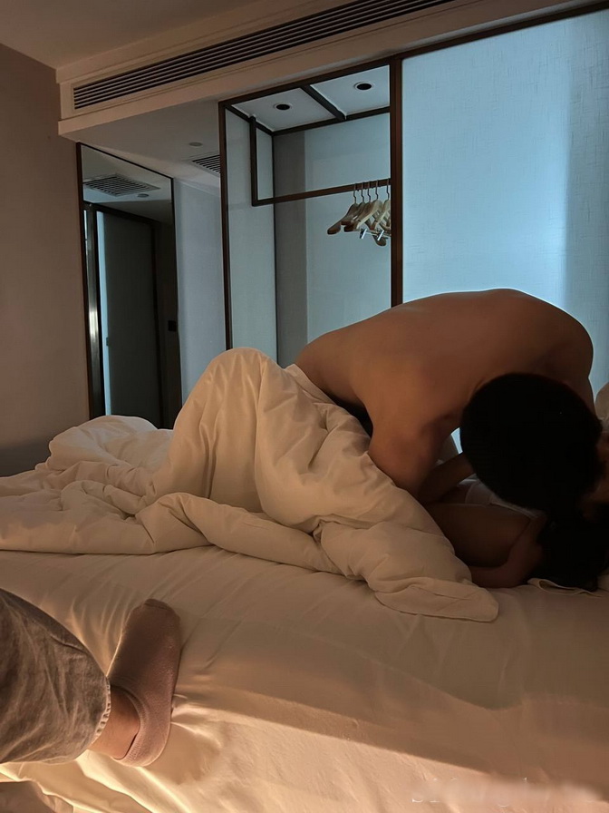骚货确实会玩，看自己直播[20P]